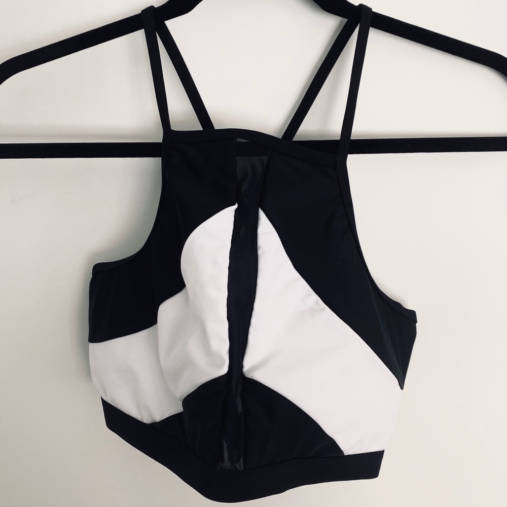 ⭐️ Time and Tru Black and white sports bra mesh
